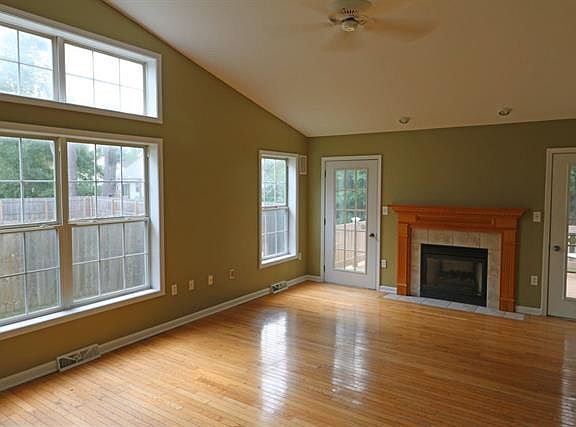 3rd image of 7 Maxwell Dr