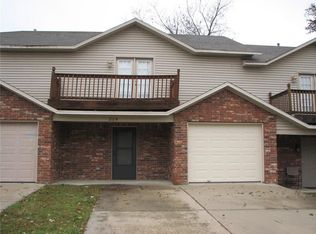 864 W Peachtree Dr, Fayetteville, AR 72703