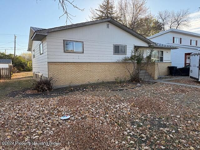 1st image of 656 8th Ave W