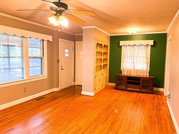 4th image of 301 E 14th St