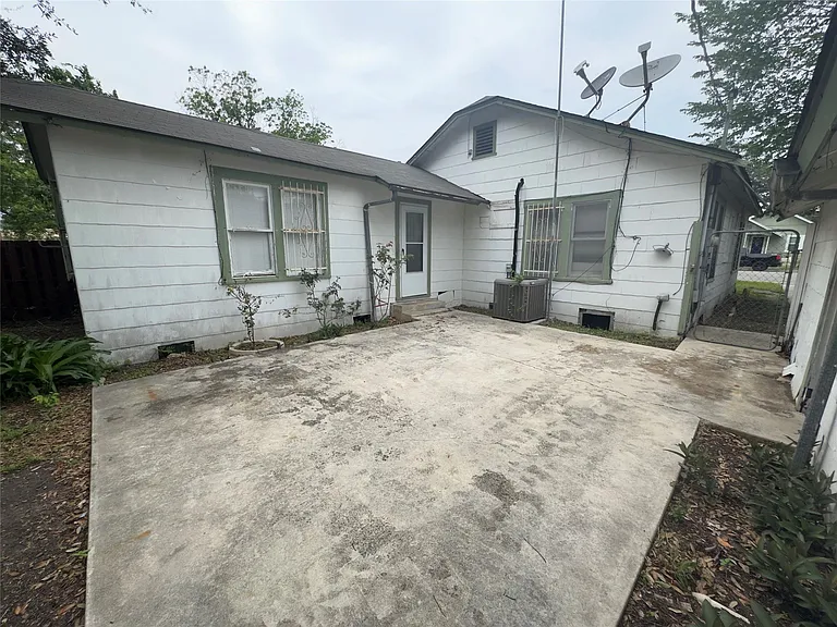 306 E Bowie St — Photo 28