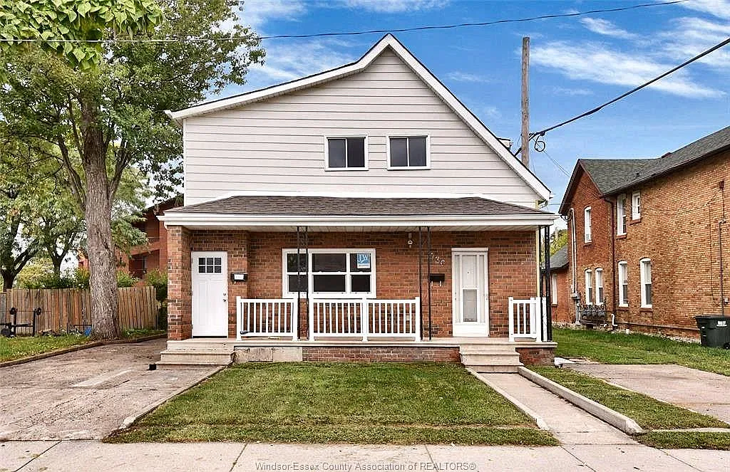 736 University Ave E — Photo 1