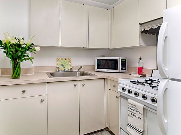 3rd image of 220 E 60th St #11GG