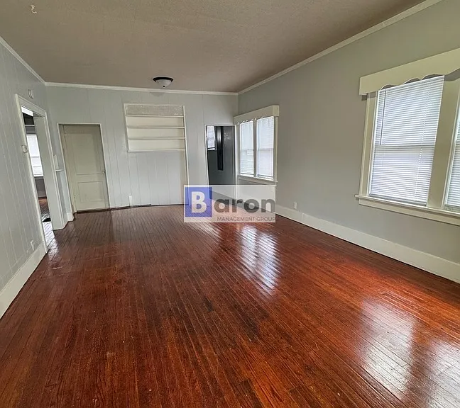 214 Altgeld St — Photo 1