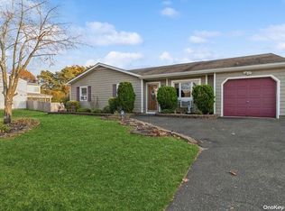 8 Ruth Ln, Selden, NY 11784