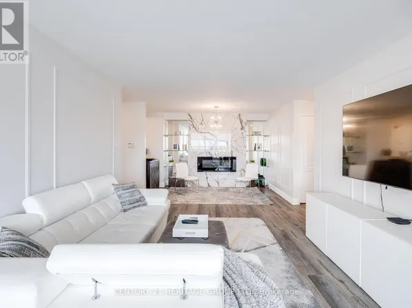 7 Townsgate Dr #707, Vaughan, ON L4J 7Z9