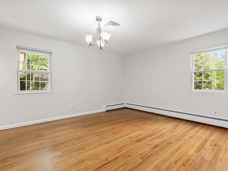 649 White Plains Rd — Photo 10
