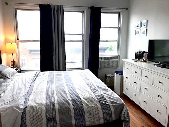 2nd image of 4744 Vernon Blvd #4L