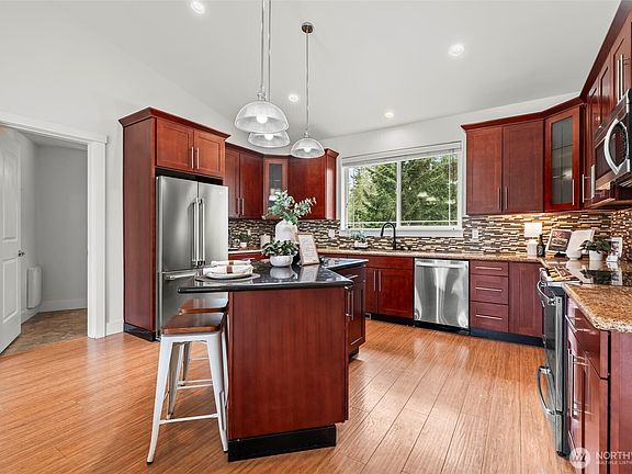 4th image of 1327 196th Avenue NW