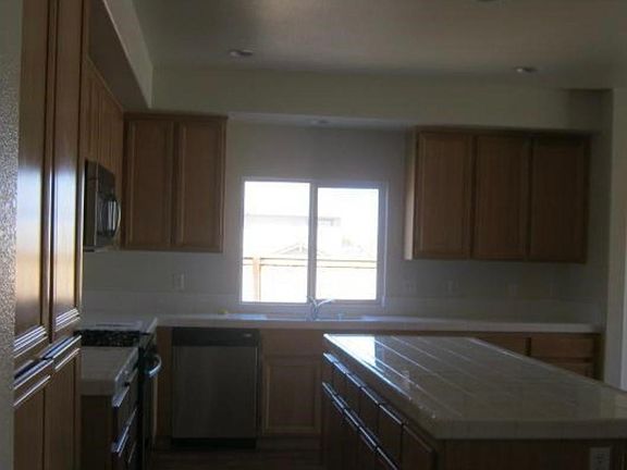 4th image of 15338 Baxter St