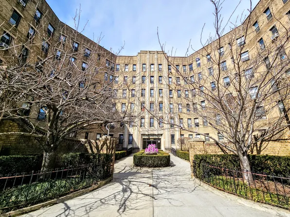 2425 Kings Highway image 1 of 13