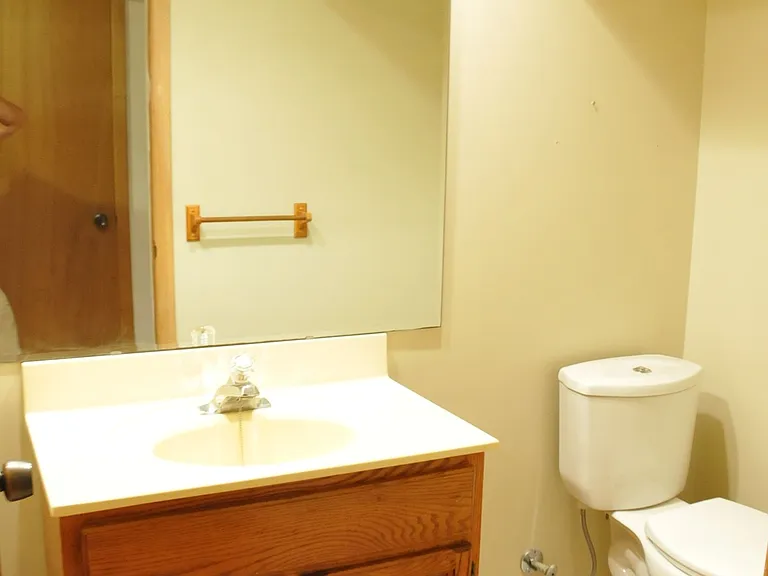 66 Collins Cres — Photo 2