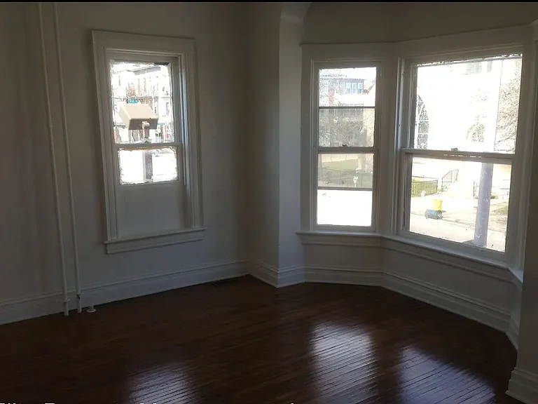 588 W Market St #2 — Photo 3