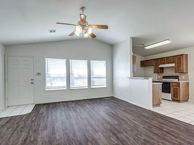 1640 High Cir — Photo 4