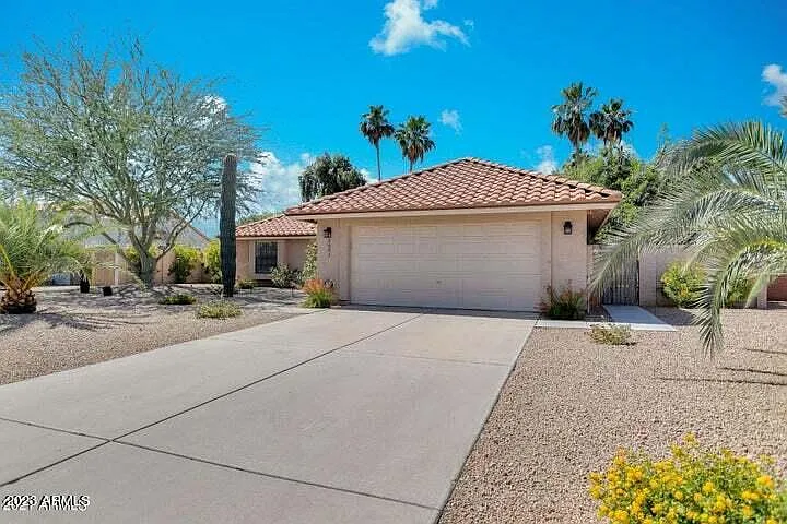 5801 E Paradise Ln — Photo 2