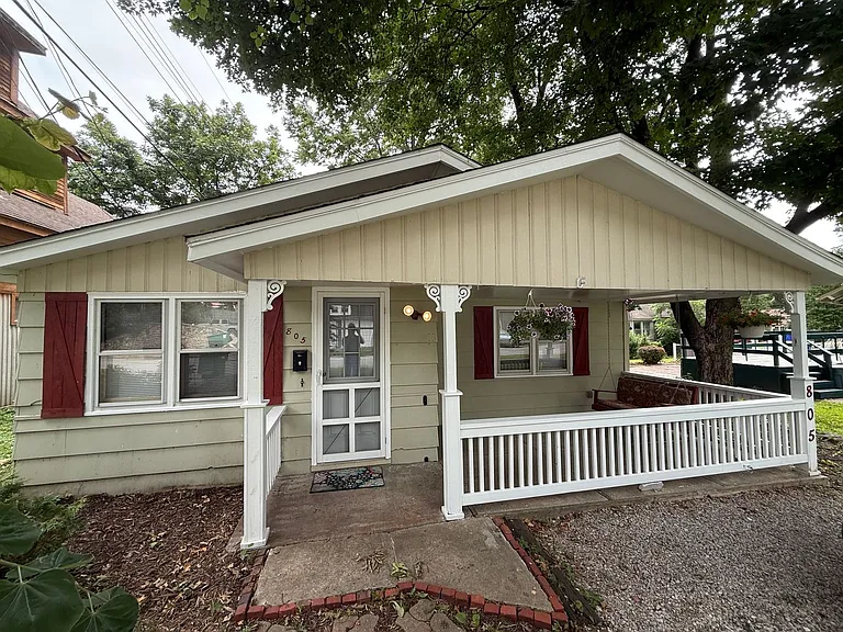 805 Rhodes Ave — Photo 2
