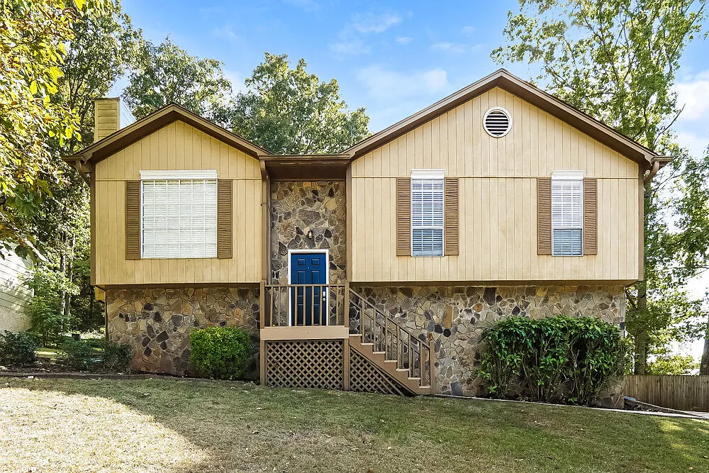 3 bed, 2.0 bath, 1296 sqft, $1,465 — Photo 1
