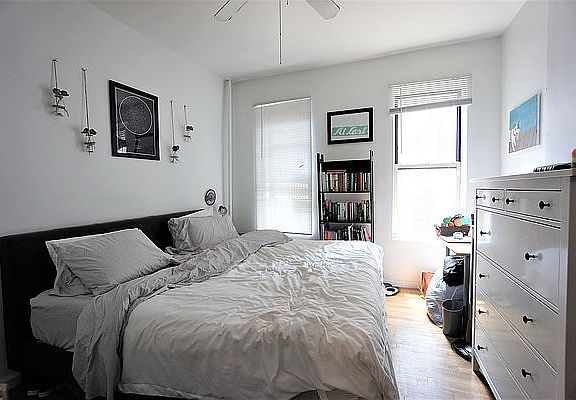 4th image of 330 W 43rd St APT 10