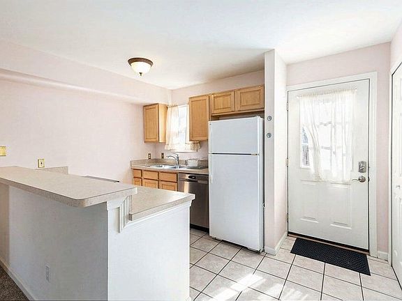 4th image of 215 Arcade St