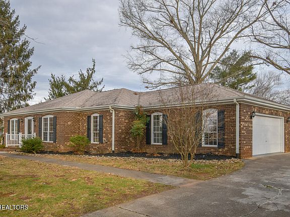 5th image of 1029 Oxford Hills Dr