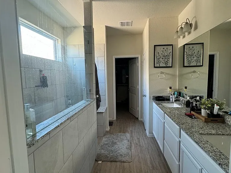 12514 Thrall — Photo 14