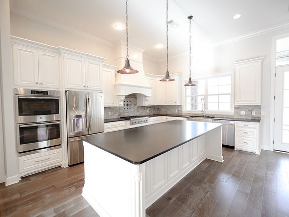 5th image of 385 Augusta Dr