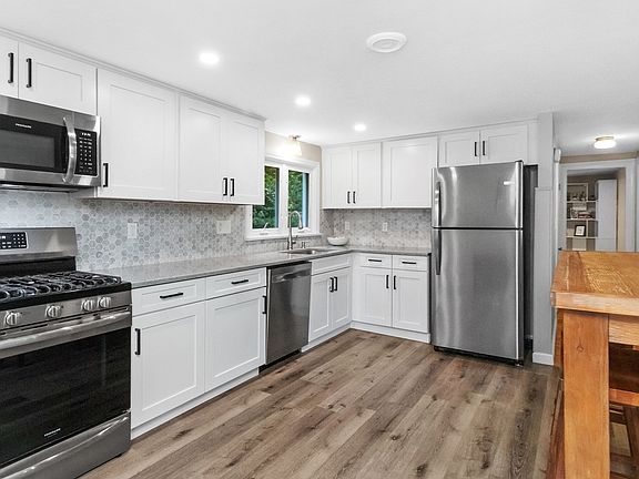 5th image of 114 Lewis Ave