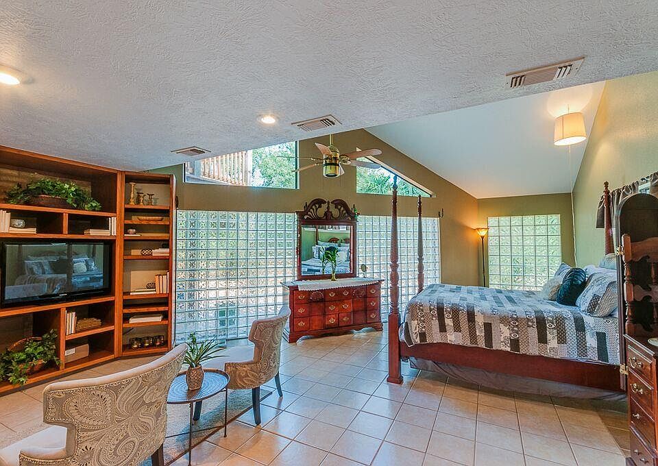 1st image of 307 Lazy Hollow Dr