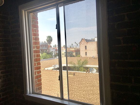4th image of 260 S Mariposa Ave APT 208