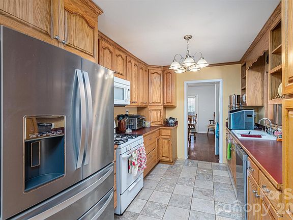 4th image of 3325 Fairview Dr