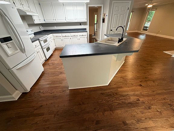 5th image of 1030 Red Oak Ct
