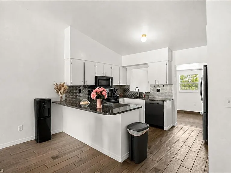 17370 W Carnegie Cir #370 — Photo 5