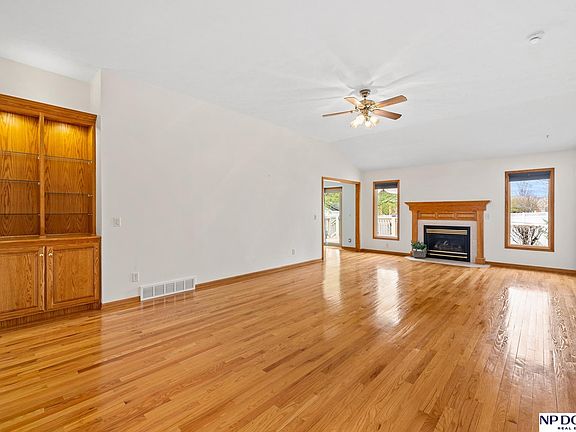 4th image of 815 Heatherwood St