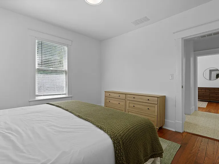 1004 E 33rd St #1/2 — Photo 32