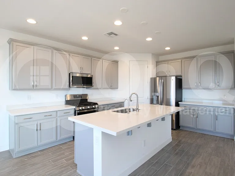 11818 S 54th Ln — Photo 2