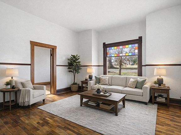 8th image of 722 Maple Street