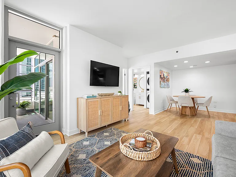 425 W Beech St #601 — Photo 6
