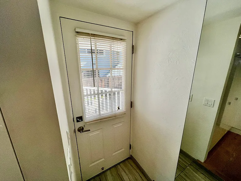 1072 1st St #A/B — Photo 11