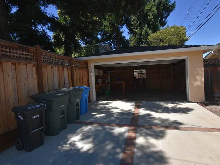 1635 Brewster Ave — Photo 14