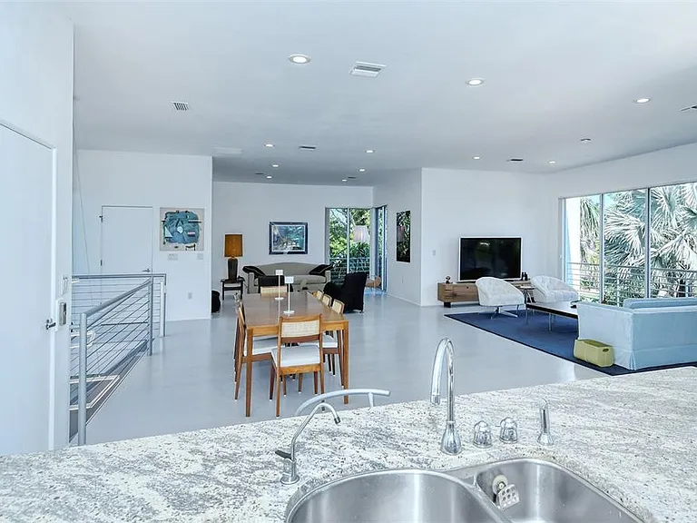 213 N Washington Dr — Photo 16
