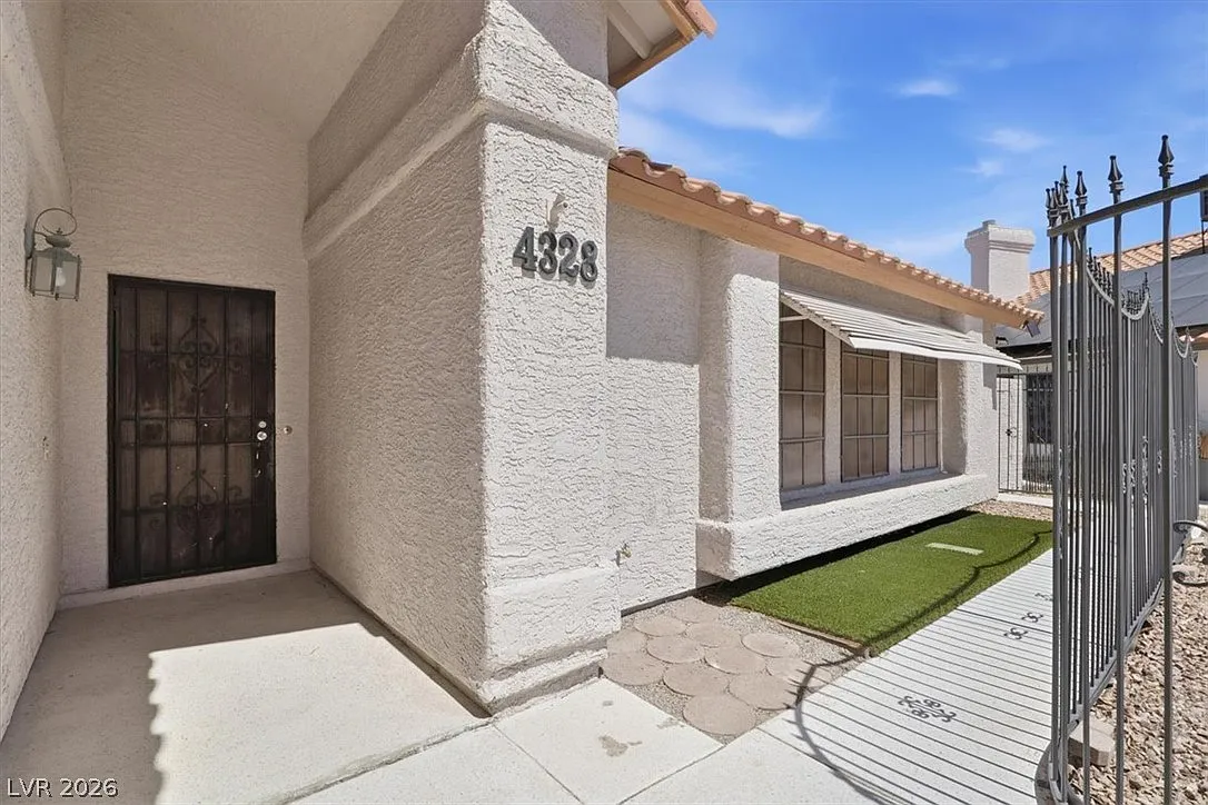 3 bed, 2.0 bath, 1705 sqft, $2,295 — Photo 4
