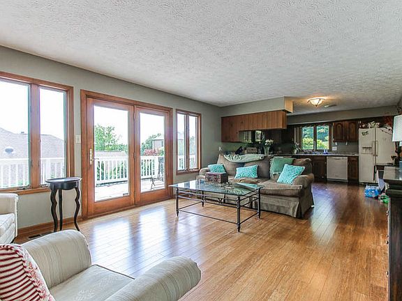3rd image of 11104 Crown Point Dr