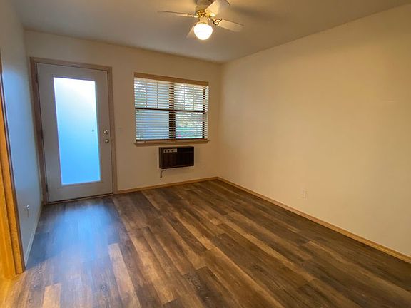 4th image of 105 Country Club Rd Unit 12