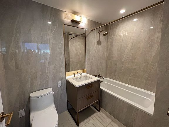 4th image of 3 Court Sq APT 5602