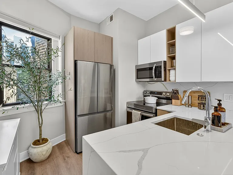 1421 N Dearborn St — Photo 8