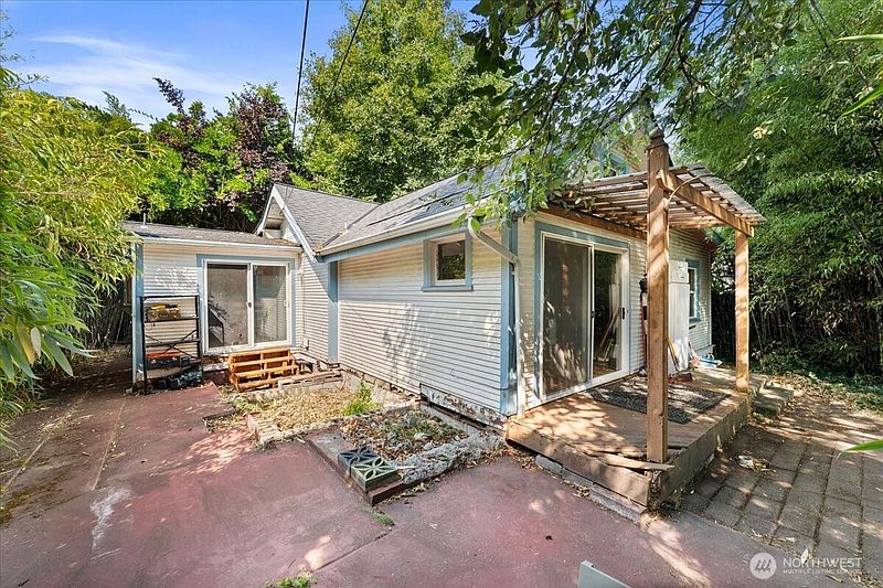 4th image of 8730 Palatine Avenue N