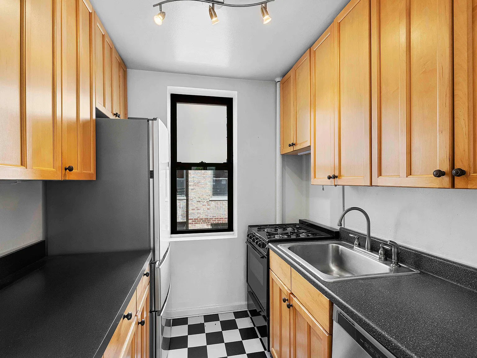 305 West 18th Street — Photo 4