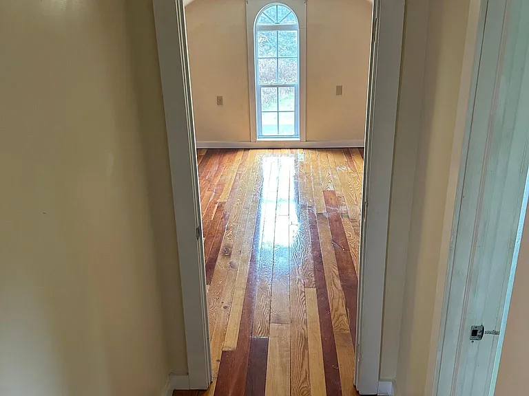 hall between bedrooms/ bathroom between 2 rooms