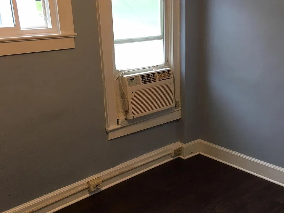 diningroom with air conditioner cools livingroom, dinning ro