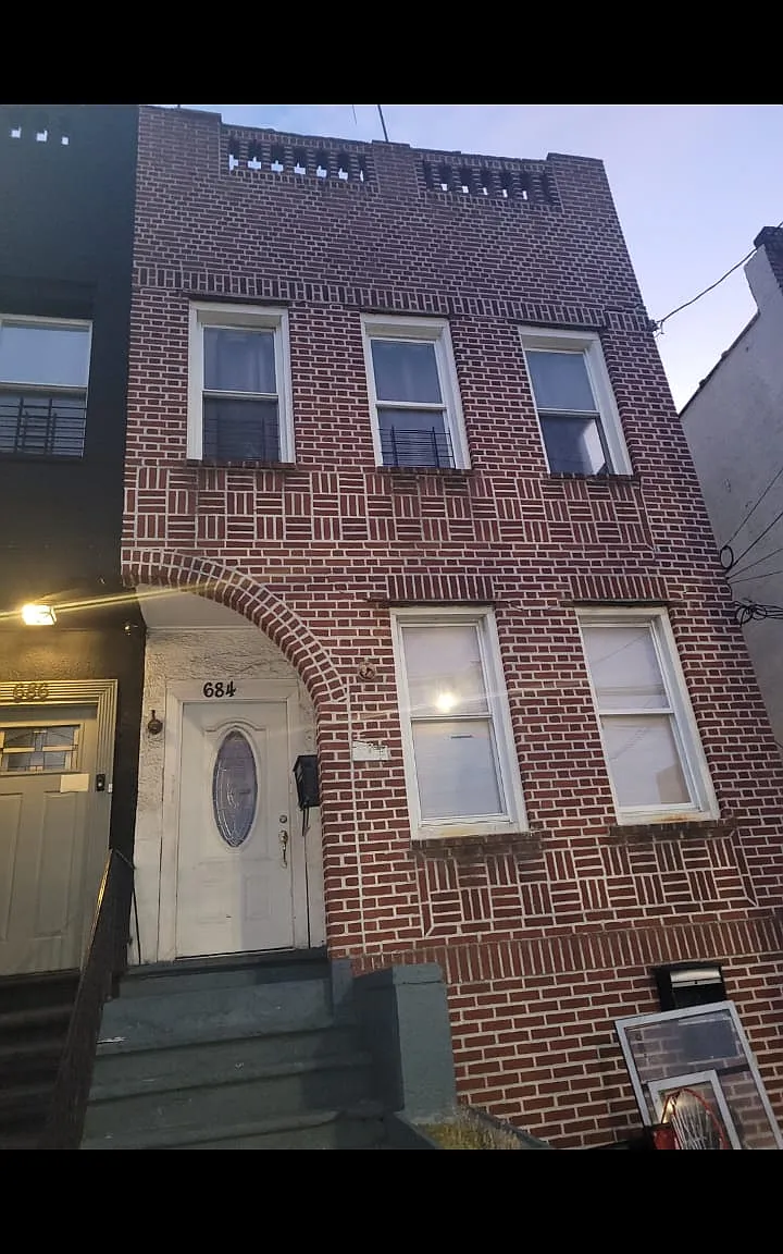 3 bed, 1.5 bath, 2300 sqft, $900 — Photo 2